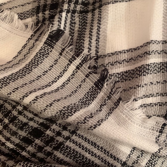 black and white scarf!! - Picture 3 of 3